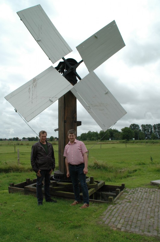 von links Wilh. Habbena und Richard Steffens vor der Doppelkolbenwassermühle