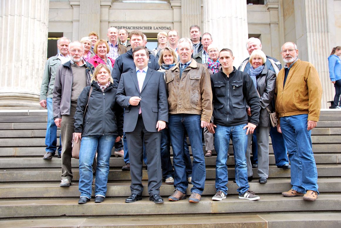 Der THW-Ortsverein Norden auf der Treppe des Niederschsischen Landtages mit dem CDU-Landtagsabgeordneten Reinhard Hegewald (zweiter von links). Hinter ihm Florian Winkelmann. Rechts neben Hegewald Hilmer Mannott als Norder Ortsbeauftragter des THW.